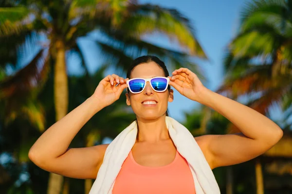 Successful fitness woman with sunglasses — Stock Photo, Image