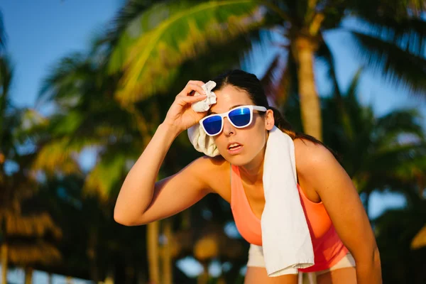 Cansado mulher fitness suando após o treino de verão — Fotografia de Stock