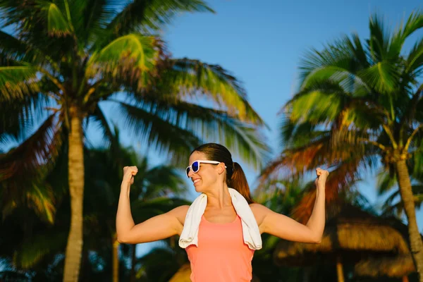 Hrdý úspěšný fitness žena ukazující biceps — Stock fotografie