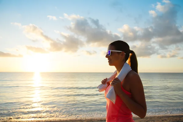 Ejercicio de verano en la playa y estilo de vida saludable — Foto de Stock