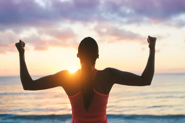 Woman celebrating fitness beach summer workout success — Stock Photo, Image