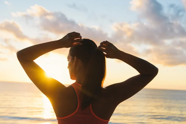 Fitness-Frau bereit für sommerliches Strandtraining bei Sonnenaufgang — Stockfoto