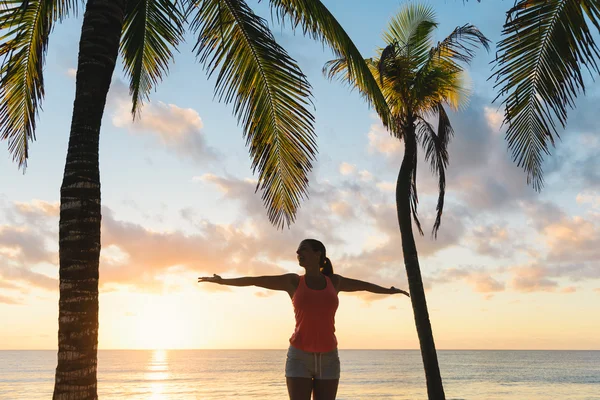 Mujer de fitness dichosa disfrutando del ejercicio de puesta de sol en la playa —  Fotos de Stock