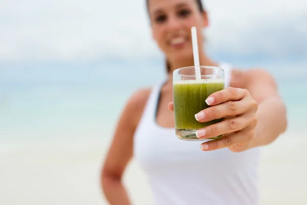 Fitness mujer mostrando verde saludable desintoxicación smoothie bebida — Foto de Stock