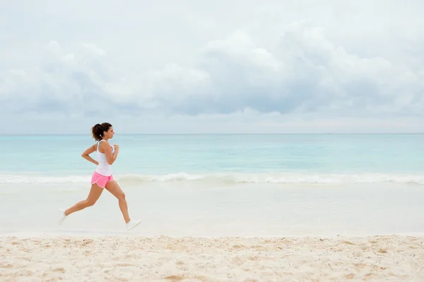 Fitness donna correre in spiaggia — Foto Stock