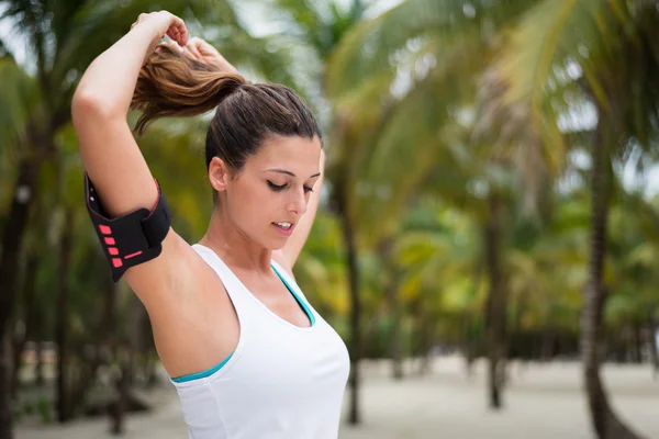 Dama fitness gotowy do treningu na tropikalnej plaży — Zdjęcie stockowe