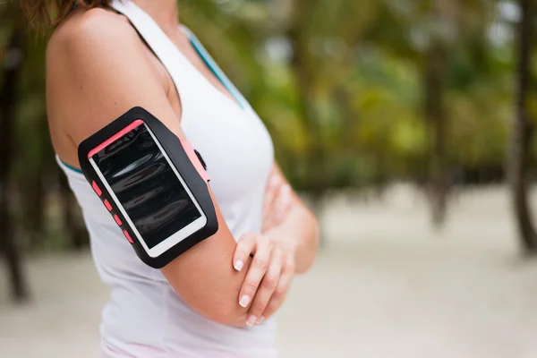 Mujer deportiva con brazalete para smartphone — Foto de Stock