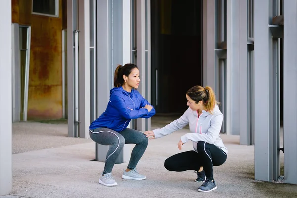 Vrouwen doen van de squat oefening workout — Stockfoto