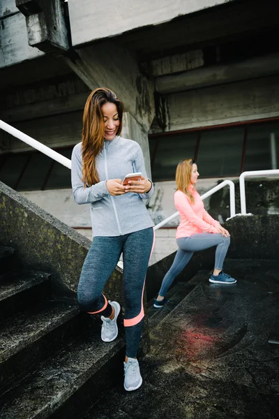 스마트폰으로 여성 운동 선수 — 스톡 사진