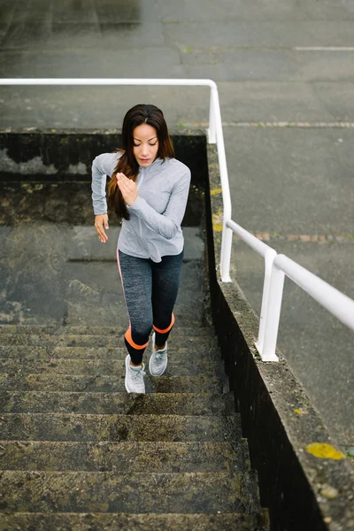 Urban Fitness Frau läuft und klettert Treppen — Stockfoto