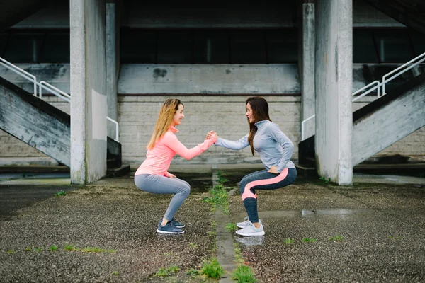 Las mujeres acondicionamiento físico urbano en cuclillas ejercicio y entrenamiento — Foto de Stock