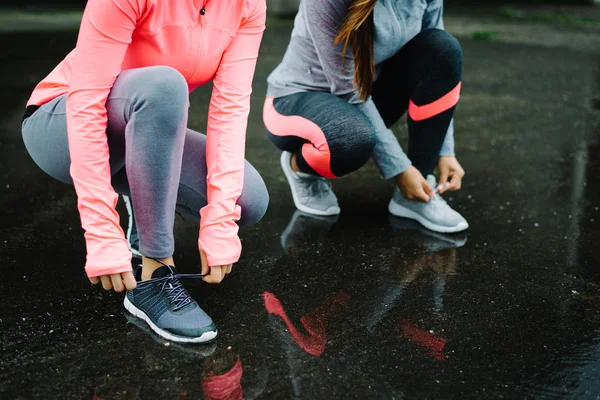 Mujeres listas para correr y entrenar bajo la lluvia —  Fotos de Stock