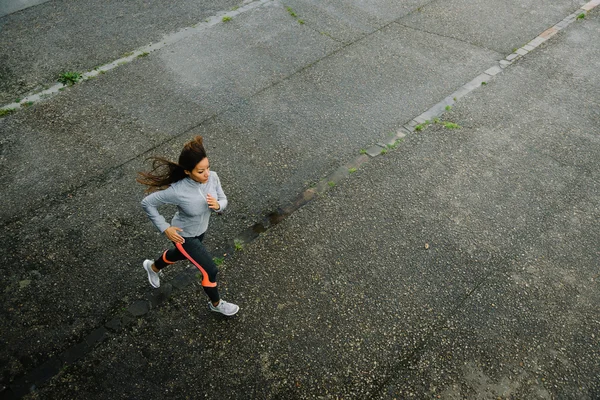 走っている女性に適合します。 — ストック写真