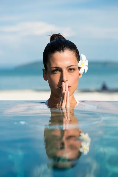 Mujer relajante en piscina de spa —  Fotos de Stock