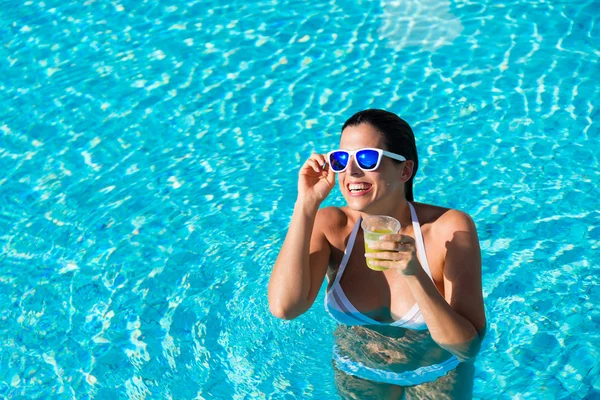 Vacaciones de verano diversión en la piscina del complejo — Foto de Stock