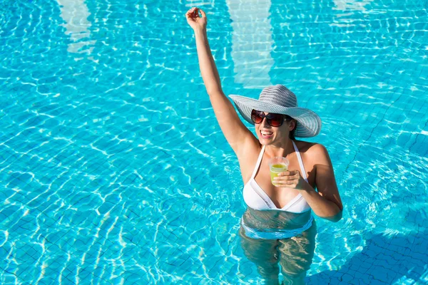 Vacaciones de verano divertido y relajarse en la piscina del hotel —  Fotos de Stock