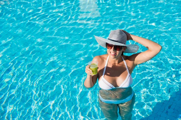 Alegría de verano y relax en la piscina del resort —  Fotos de Stock