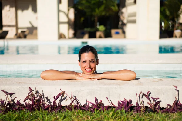 Femme dans la piscine de villégiature en vacances d'été — Photo