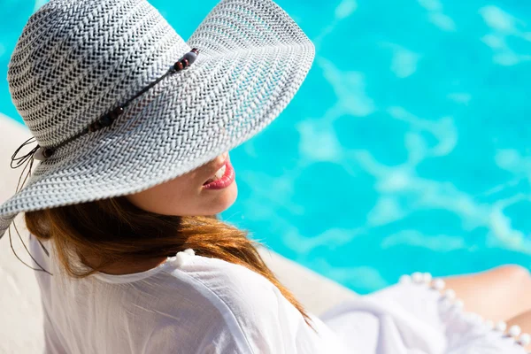Mujer bonita relajándose junto a la piscina en las vacaciones de verano —  Fotos de Stock