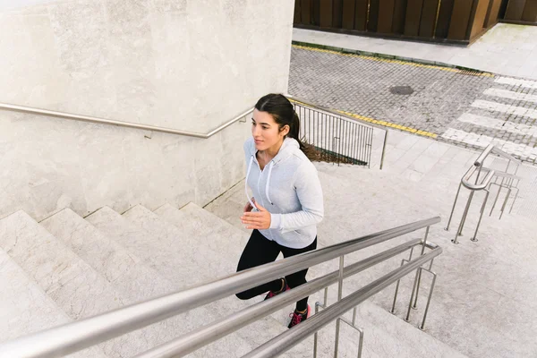 Sporty woman running and climbing stairs — 图库照片