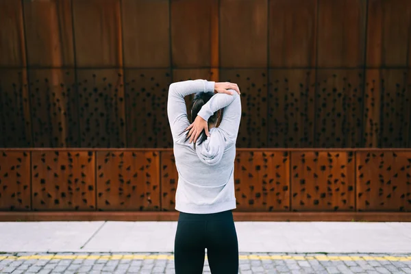 スポーティな女性の上腕三頭筋のストレッチ — ストック写真