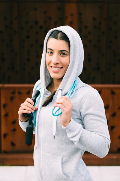 Sporty urban woman portrait with jumping rope — Φωτογραφία Αρχείου