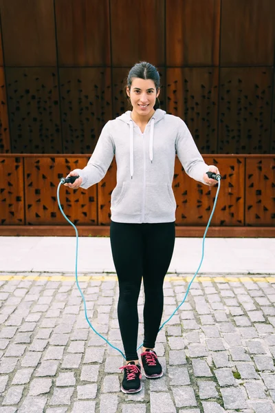 Sporty urban woman jumping rope — Stock Photo, Image
