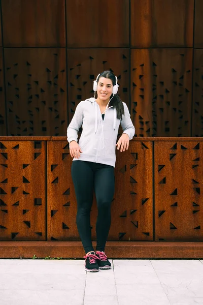 Urban fitness young woman resting after workout — Stock Photo, Image