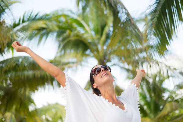 Frau im Tropenurlaub Freude und Spaß — Stockfoto