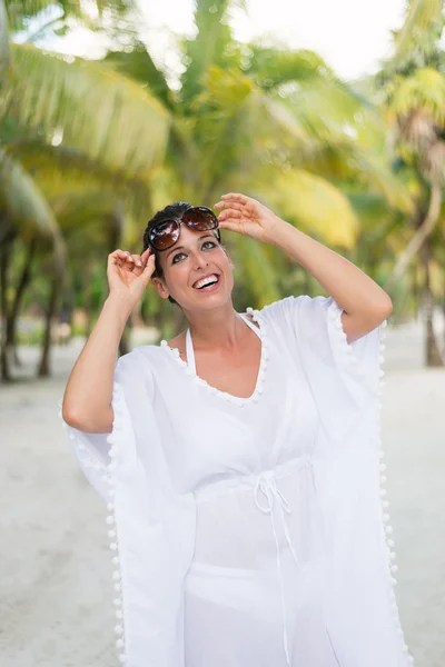 Frau auf tropischer Urlaubsreise — Stockfoto
