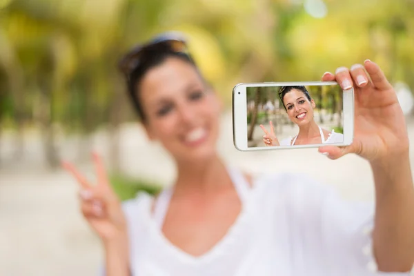 Tropikal plaj tatil akıllı telefon selfie — Stok fotoğraf