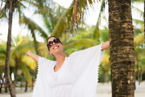 Woman on tropical vacation joy and fun — Zdjęcie stockowe