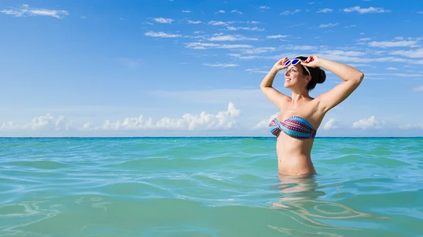 Frau im Karibik-Sommerurlaub — Stockfoto