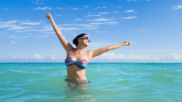 Diversão e alegria nas férias de verão caribenhas — Fotografia de Stock