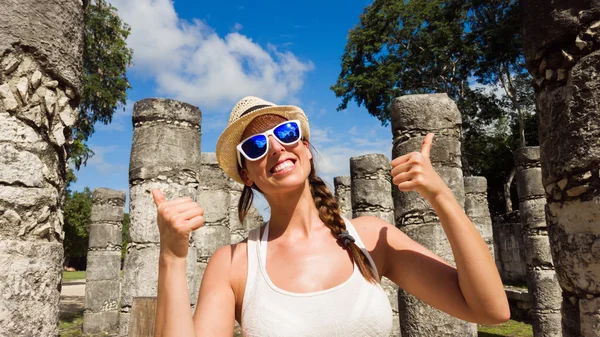 Female tourist having fun at Chichen Itza — Stock Photo, Image