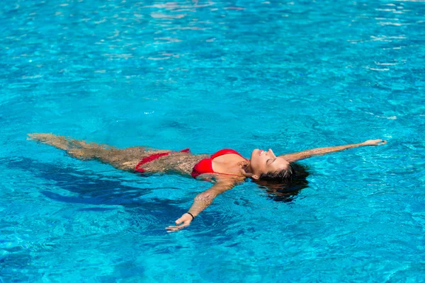 Woman relaxing summer in swimming pool — Zdjęcie stockowe