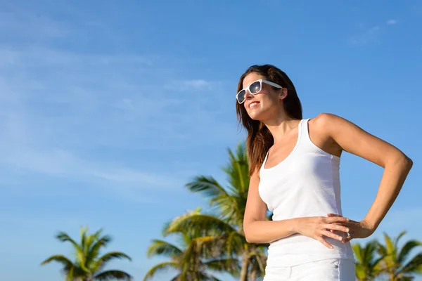 Mujer feliz en vacaciones de verano — Foto de Stock