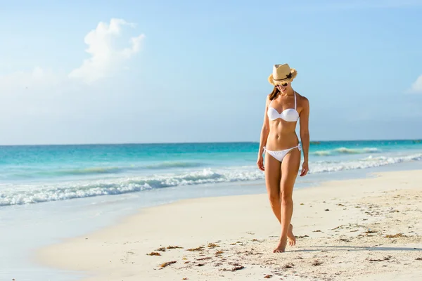 Young tanned woman in bikini on tropical natural beach — Stock Photo, Image
