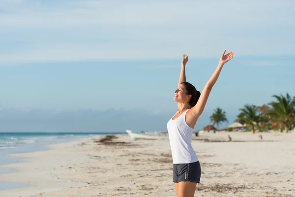 Blissful sporty woman enjoying relax and tranquility at the beac — Stock Photo, Image