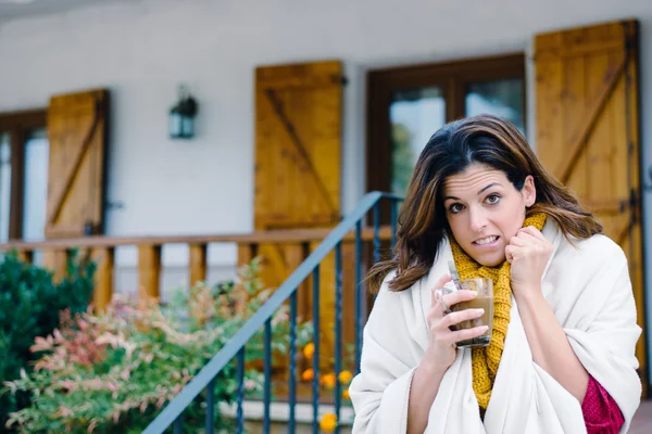 Woman drinking coffee outside home on freezing cold autumn — Stock Photo, Image