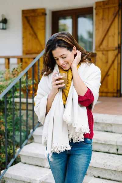 Ontspannen vrouw genieten van hete koffie kopje buiten in de herfst — Stockfoto