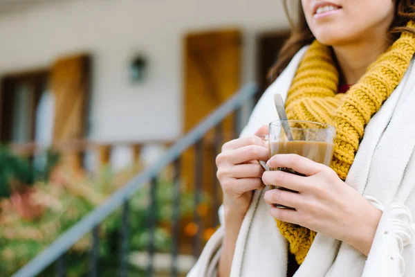 Avslappnad kvinna utanför hemmet dricka kaffe på hösten — Stockfoto