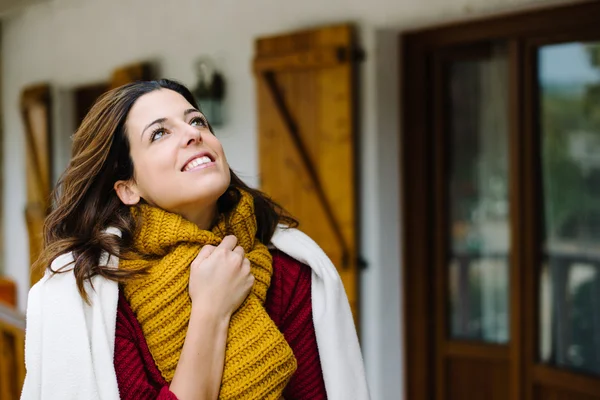 Entspannte nachdenkliche Frau im Herbst vor dem Haus — Stockfoto