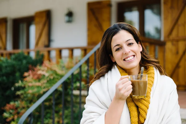 Ontspannen peinzende vrouw buiten huis in de herfst — Stockfoto