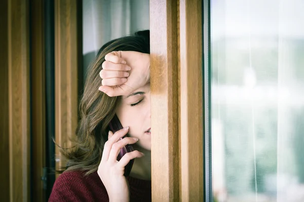 Chamada de telefone triste e conceito de problemas — Fotografia de Stock