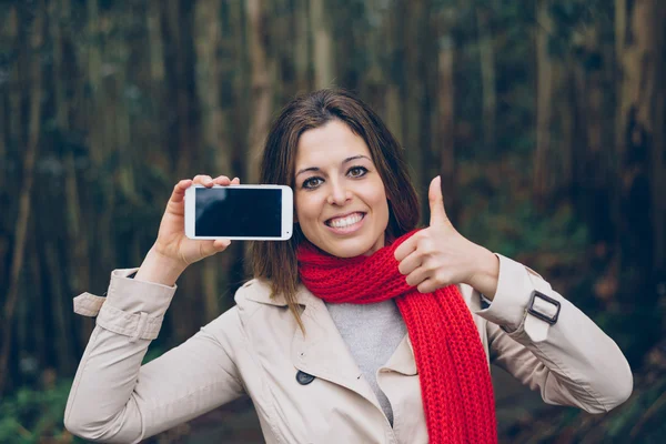 Επιτυχημένη γυναίκα που δείχνει την οθόνη του smartphone — Φωτογραφία Αρχείου