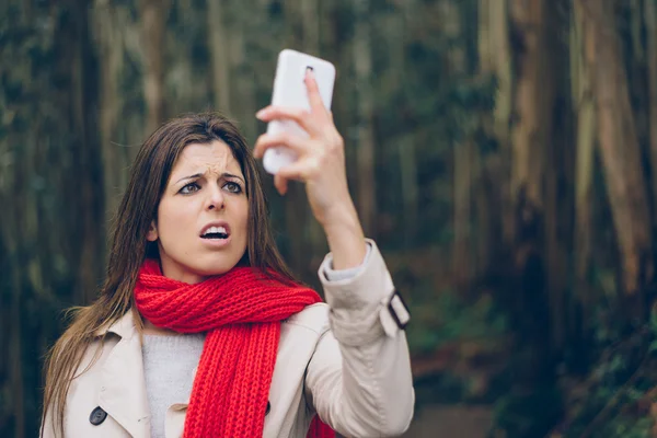 Donna sconvolto alla ricerca di smartphone — Foto Stock