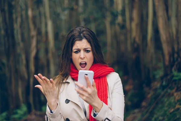 Upset woman with smartphone — Stock Photo, Image