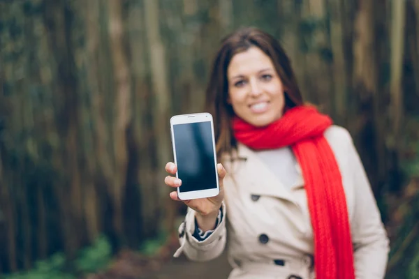 Mulher mostrando tela do smartphone — Fotografia de Stock