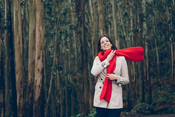 Mujer disfrutando de su tiempo libre con una excursión al bosque — Foto de Stock